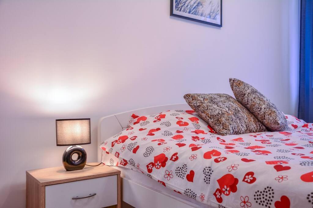 Ema / Quiet, Lovely And Cozy